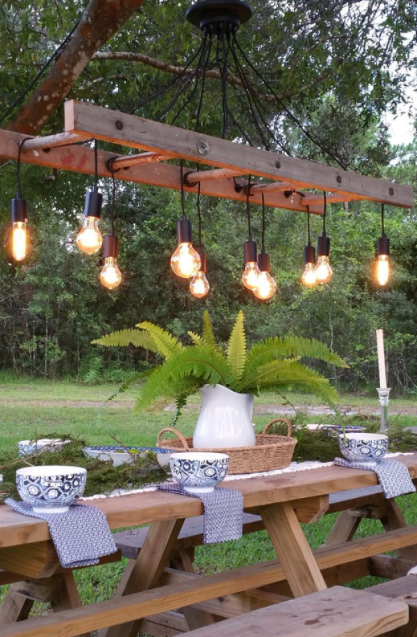 Penerangan Taman dengan Lampu Gantung Kayu